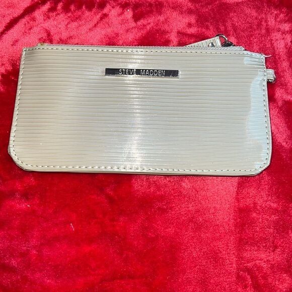 Steve Madden wallet   - Picture 1 of 8